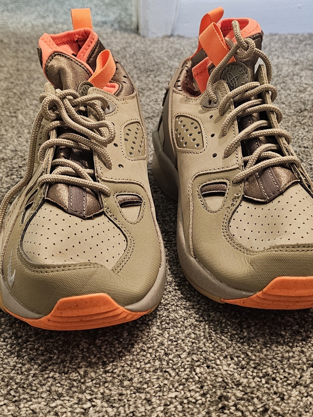 Nike ACG Women's Trail Sneakers in Olive and Orange - Size 8
